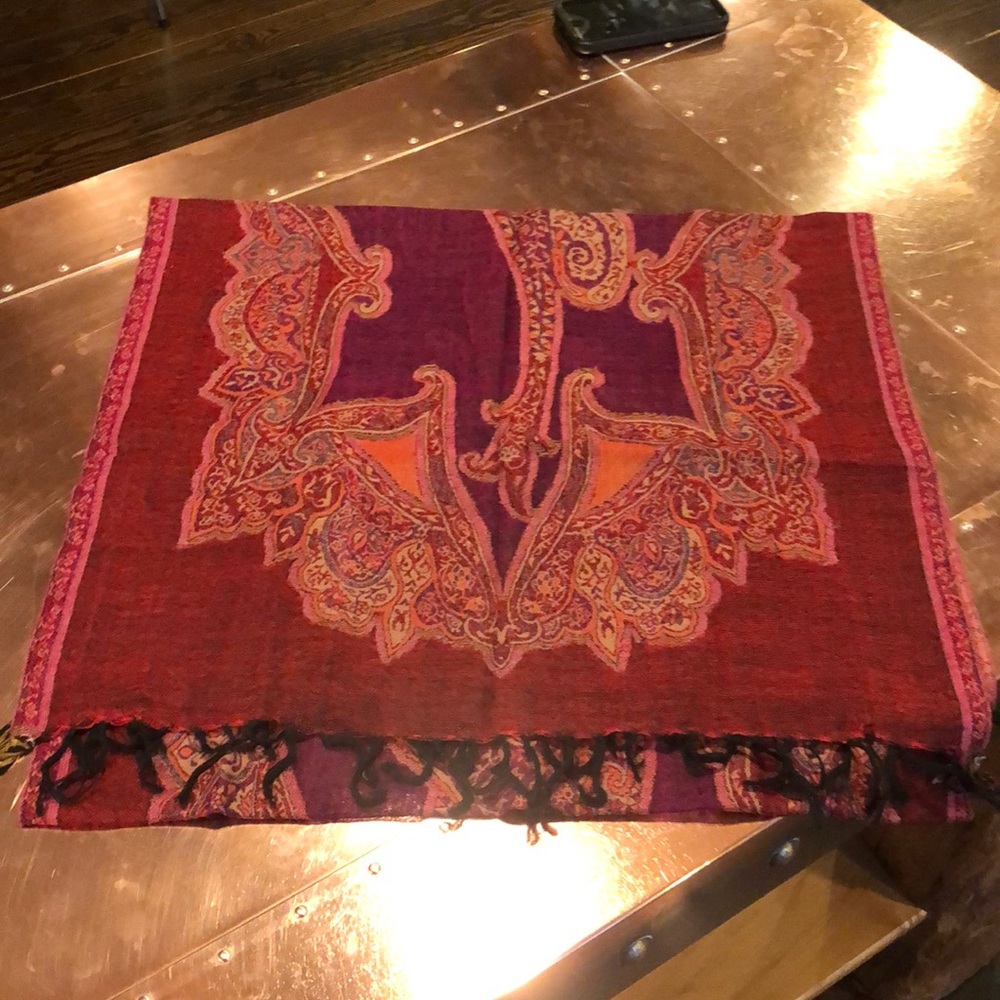 Scarf with tassels